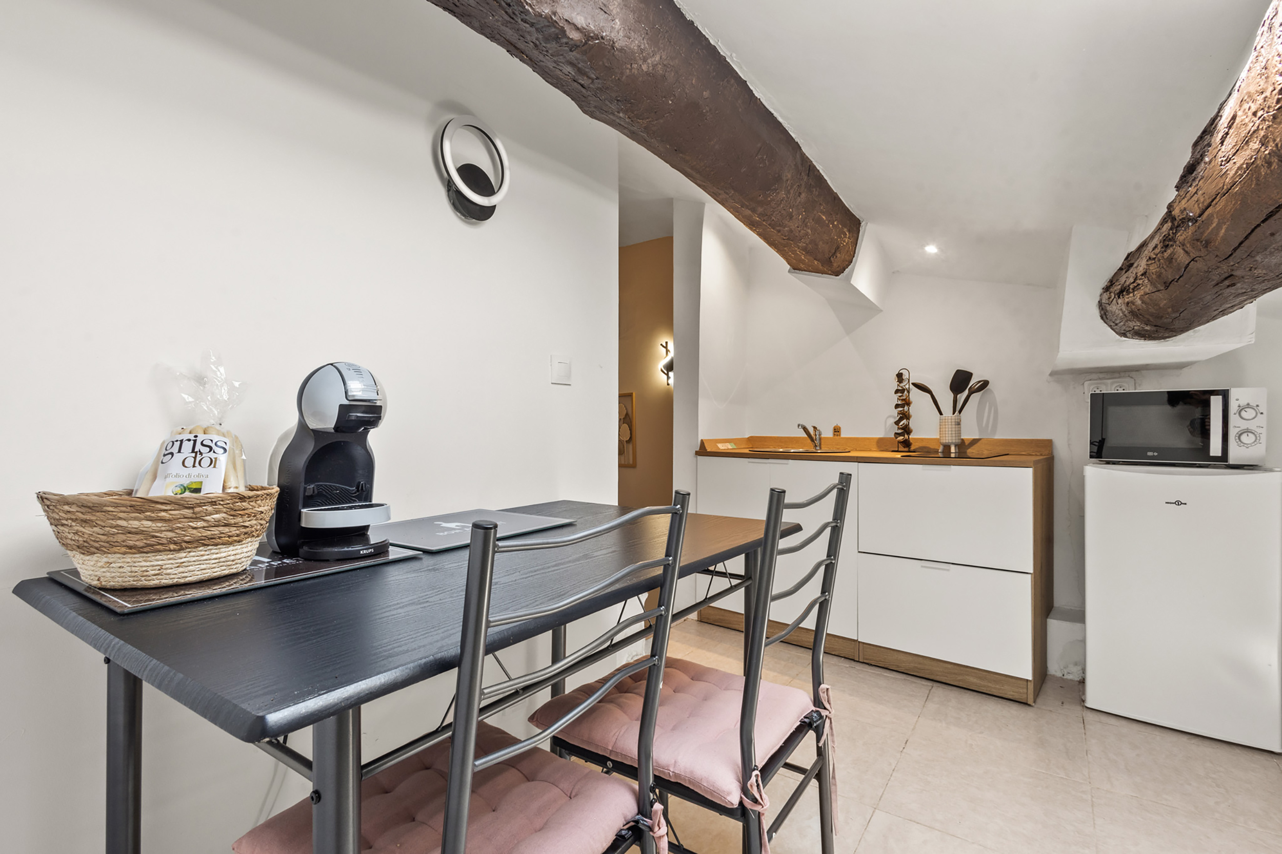 Studio Eva au Suquet - Espace cuisine avec machine à café