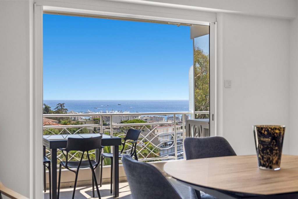 Appartement Léo - Salle à manger avec vue sur la mer
