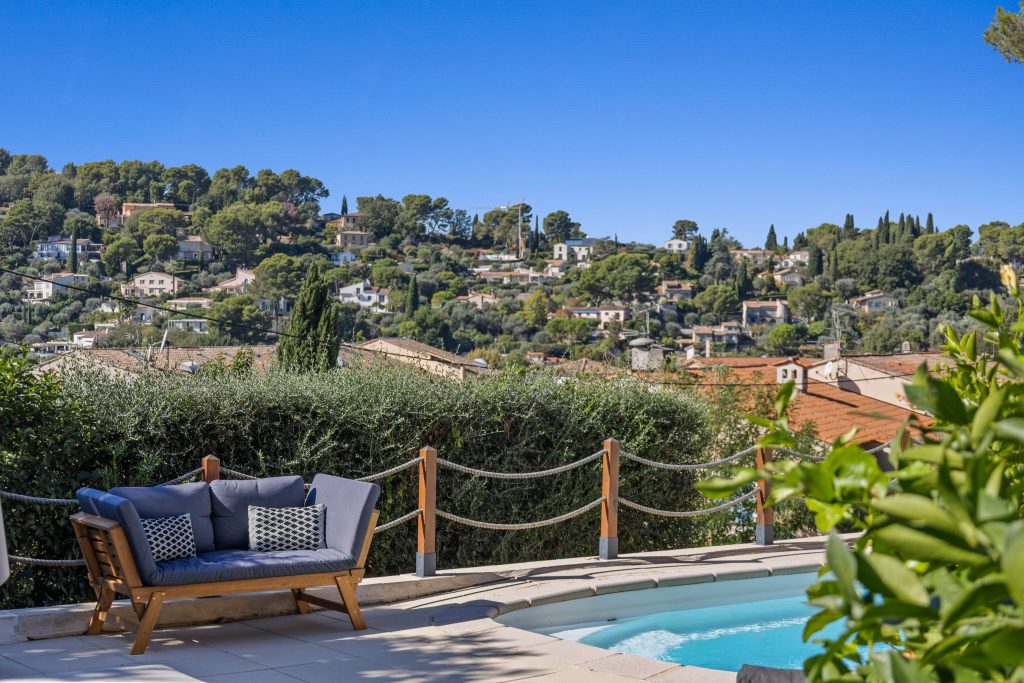 Villa Bassie Mougins - Piscine et salon d'été