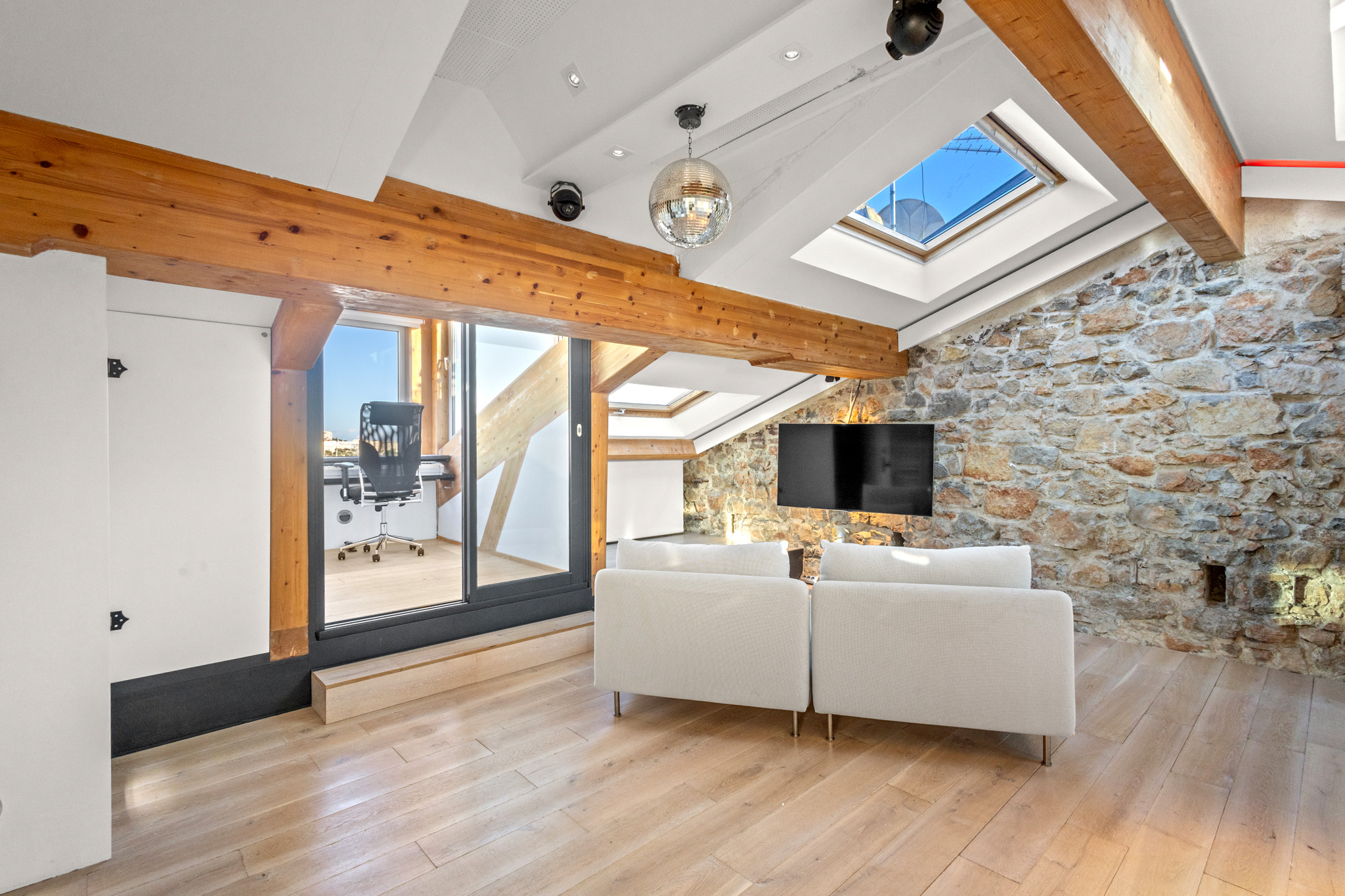 Duplex Saint-Pierre - Salon n°2 avec TV