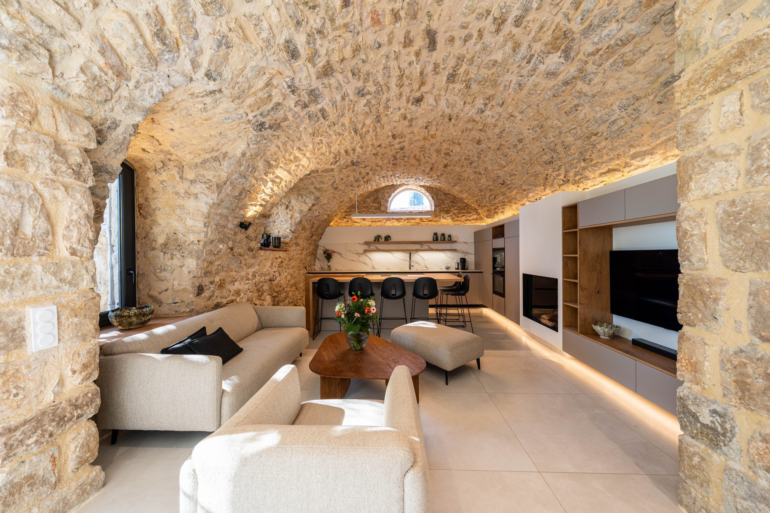 Villa du Vieux Château Cabris - Living room with TV and gaz fire place