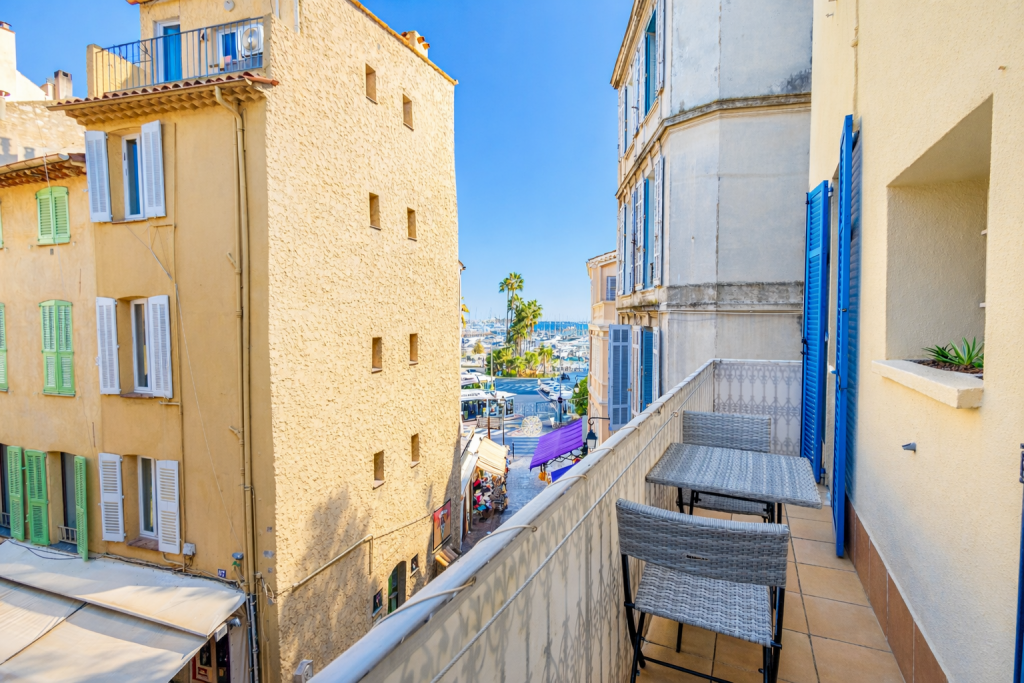 Balcon ensoleillé sur le port