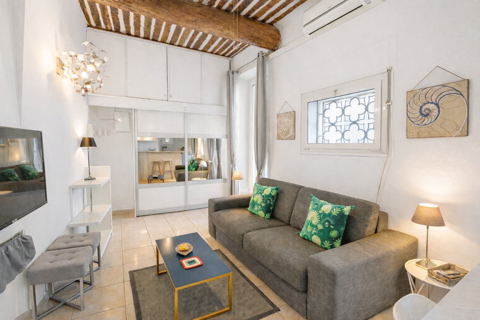 Salon avec canapé lit