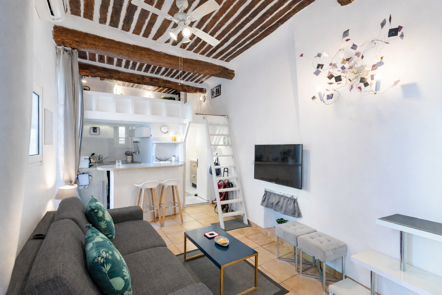 Salon moderne avec mezzanine lumineuse