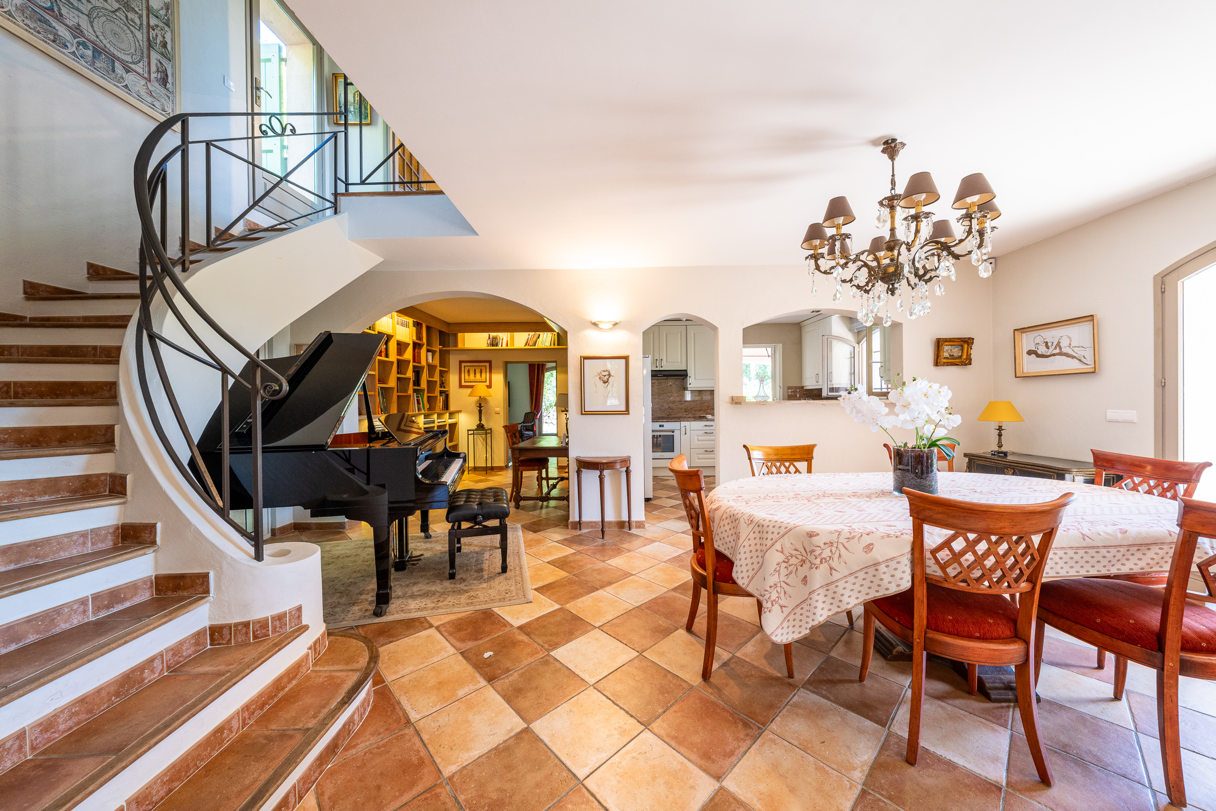 Villa la Rose de Pierre - Pièce à vivre avec piano