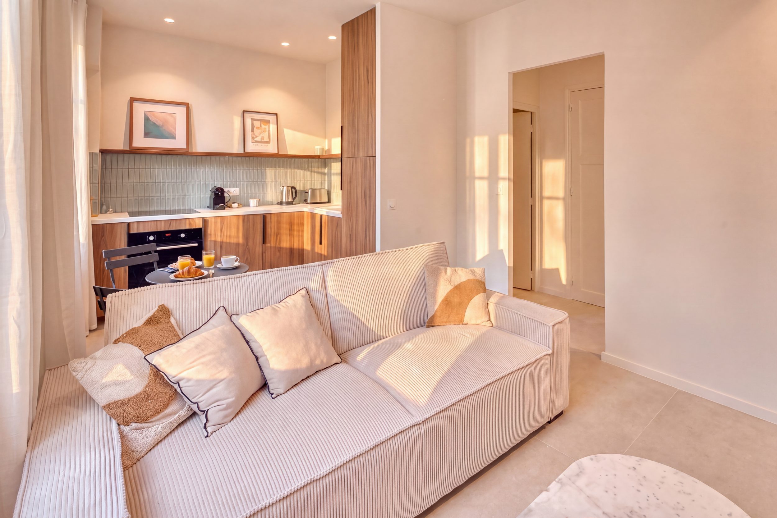 Appartement la Peyrière - Salon avec cuisine ouverte